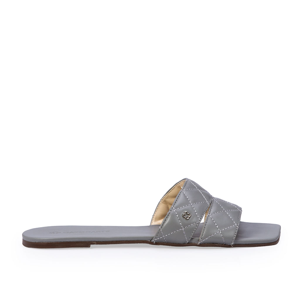 Chinelo Rasteiro Cinza Carbono De Couro Matelassê